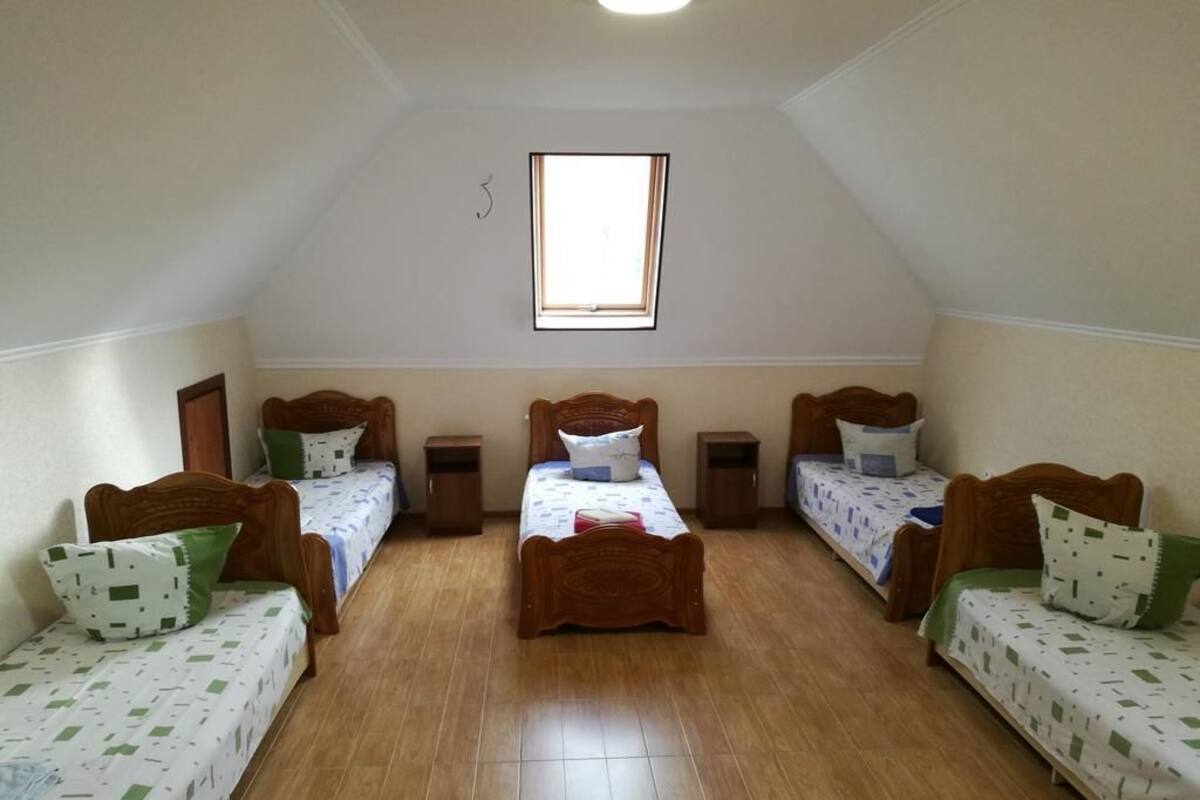 Iron/ironing board, rollaway beds, free WiFi