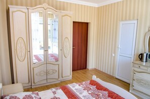 Iron/ironing board, rollaway beds, free WiFi