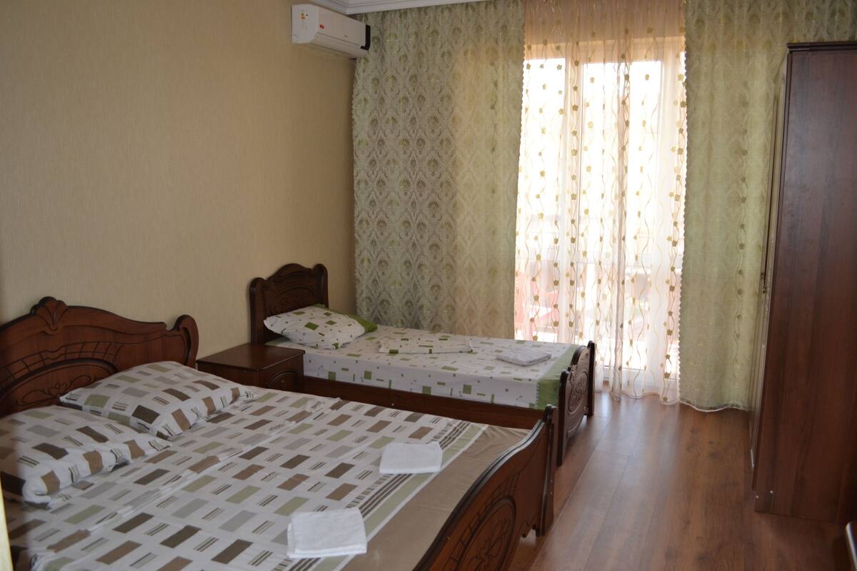 Iron/ironing board, rollaway beds, free WiFi