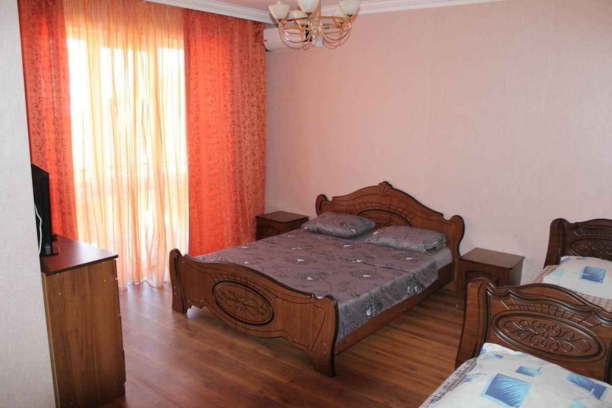 Iron/ironing board, rollaway beds, free WiFi