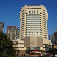 Un hotel moderno y alto, con techo plano y una entrada amplia.