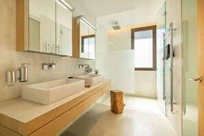 Shower, hair dryer, towels - Villa Marvelo by Balearic Villas (Pollensa)