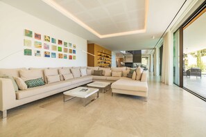 Een televisie, een dvd-speler en een tafeltennistafel