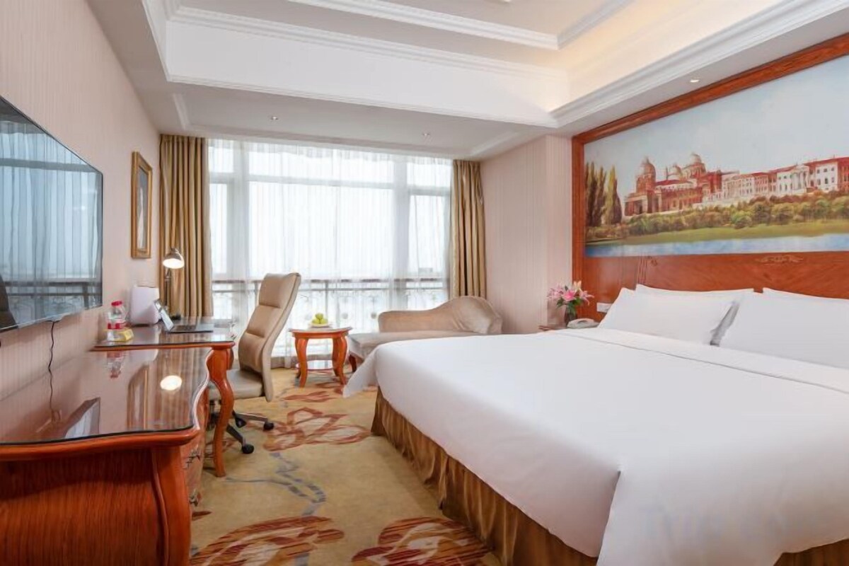 Deluxe Queen Room