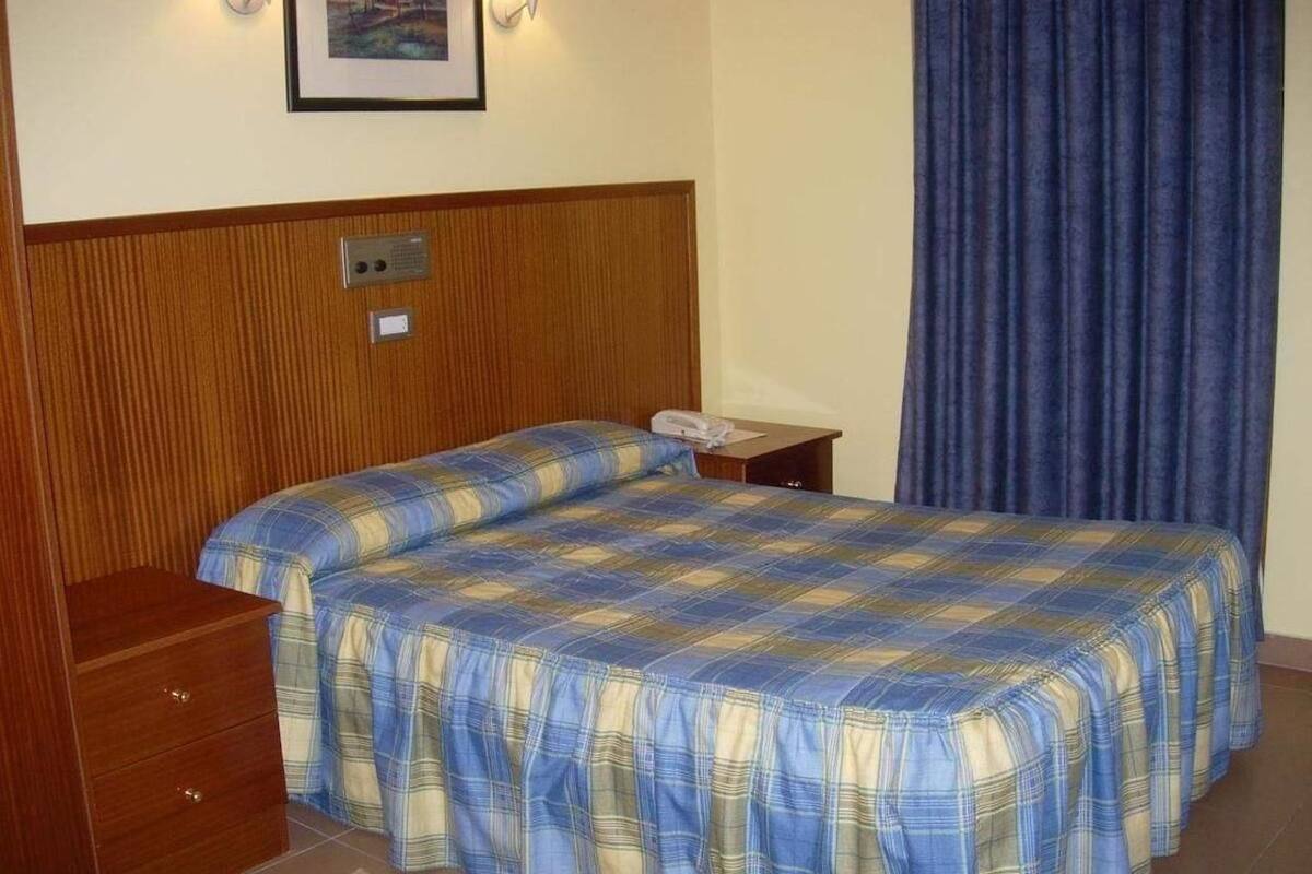 Dobbeltrom, fjellutsikt | Skrivebord, blendingsgardiner og barnesenger
