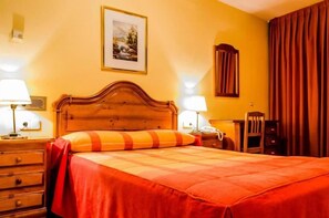 Escritorio, cortinas blackout, cunas y camas plegables/adicionales 