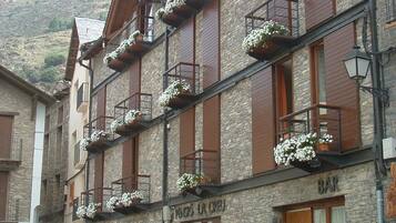 Vista frontal de la propiedad