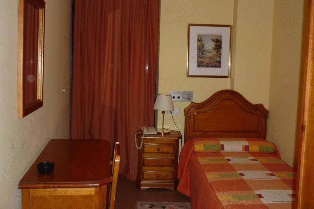 Dobbeltrom for 1 person, fjellutsikt | Skrivebord, blendingsgardiner og barnesenger