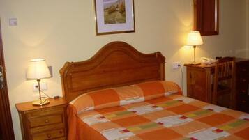 Habitación doble de uso individual, vistas a la montaña | Escritorio, cortinas opacas, cunas (de pago) y camas supletorias