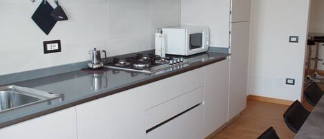 Réfrigérateur, four à micro-ondes, surface de cuisson, lave-vaisselle