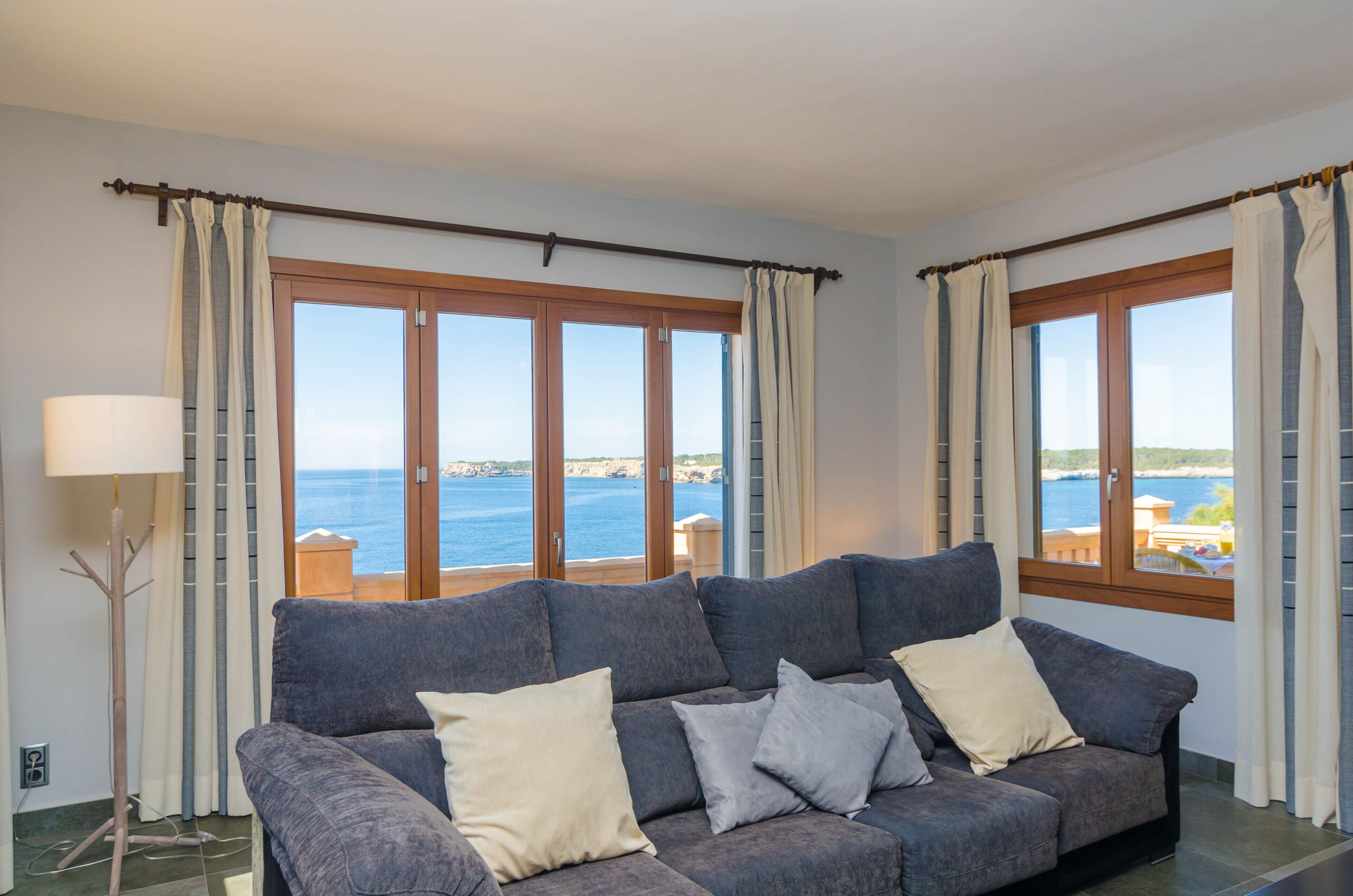 Télévision, lecteur de DVD, table de tennis de table