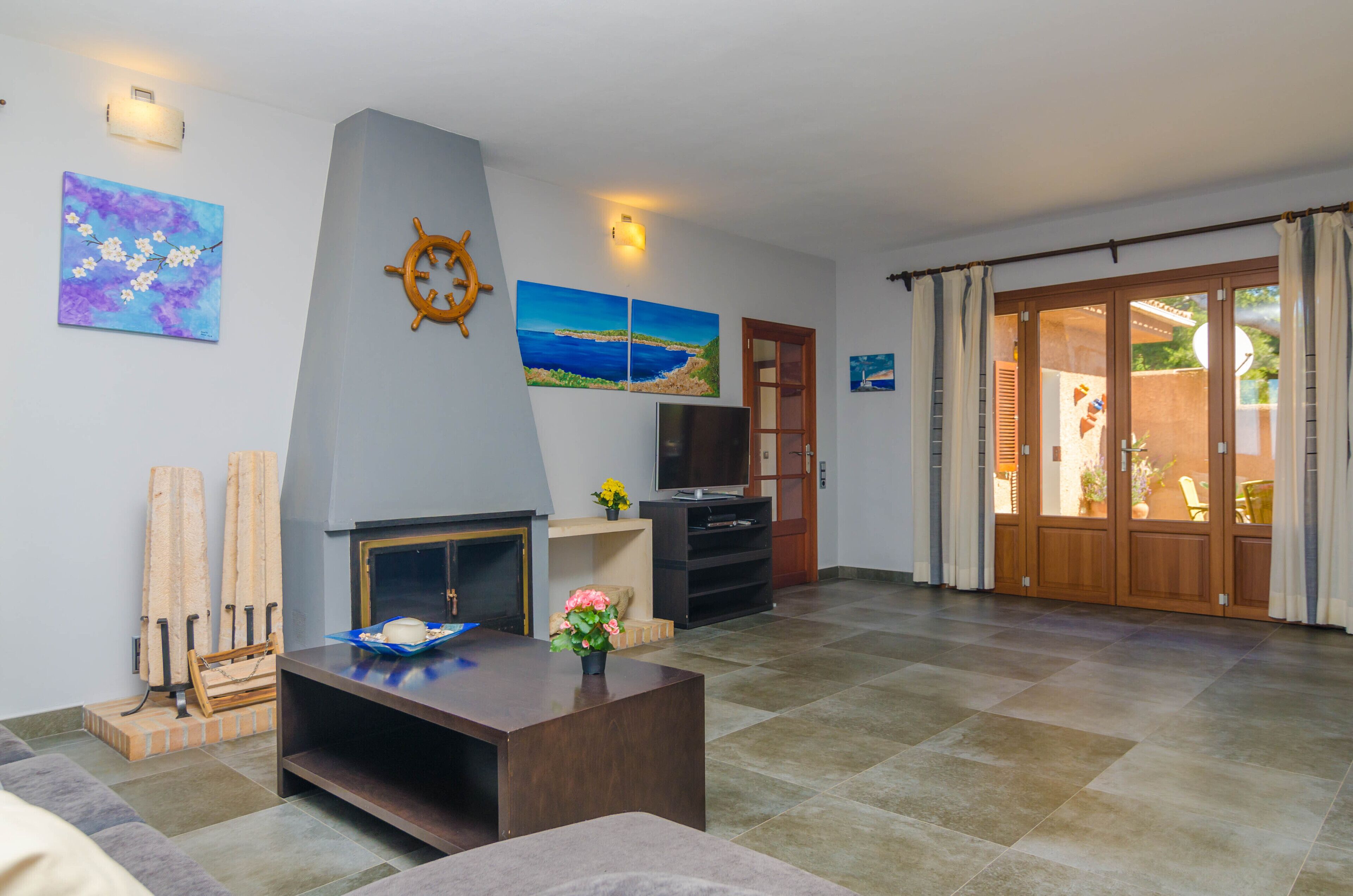 Télévision, lecteur de DVD, table de tennis de table