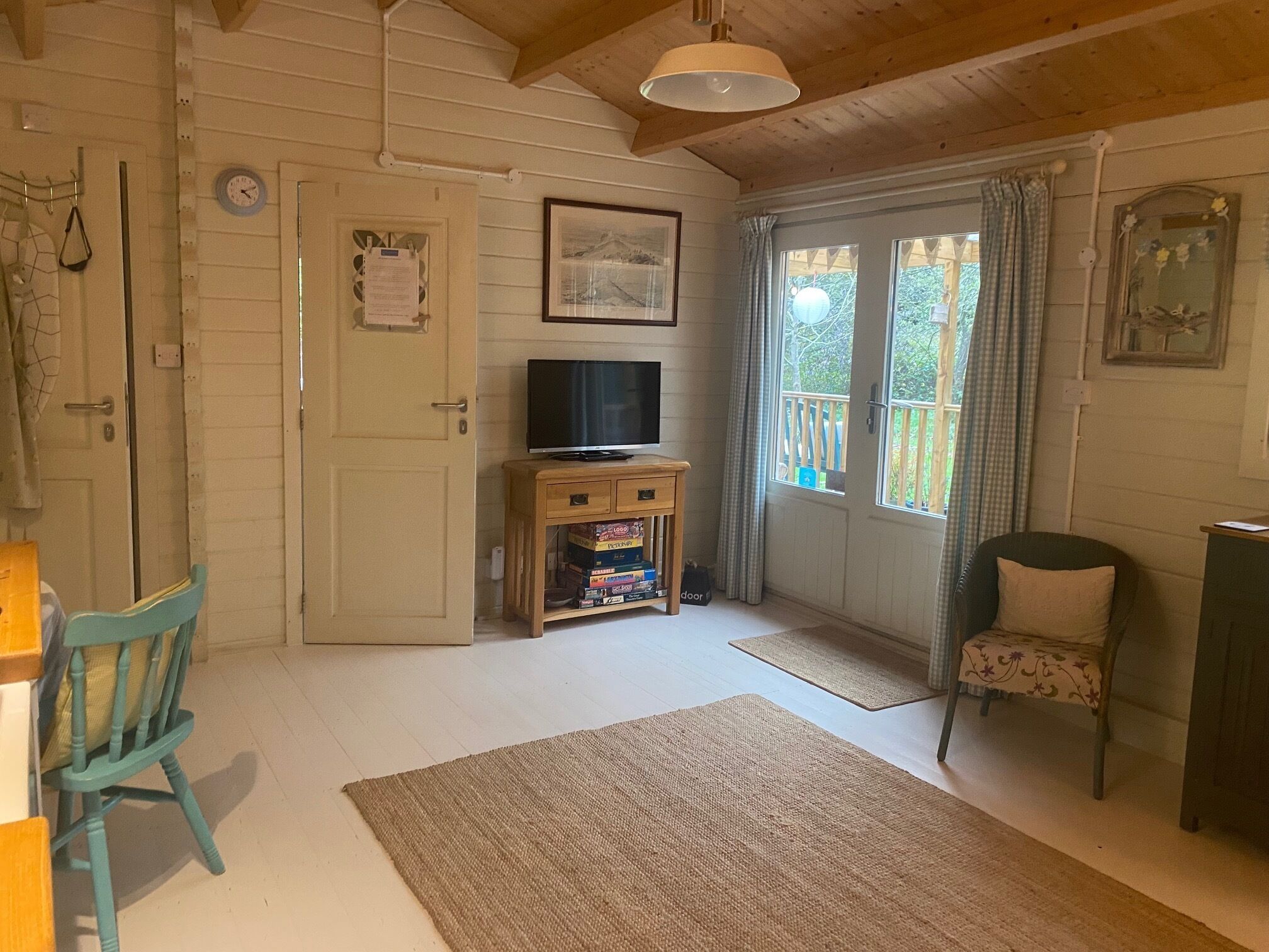 TV connectée, lecteur de DVD, table de tennis de table, livres