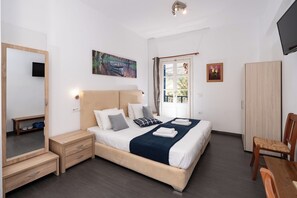 Chambre double ou avec lits jumeaux | Coffre-fort, fer et planche à repasser, accès au Wi-Fi (inclus)