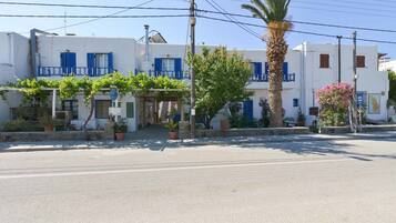 Vista frontal de la propiedad