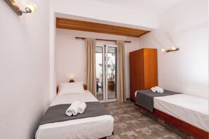 Family Room | In-room safe, iron/ironing board, free WiFi, bed sheets