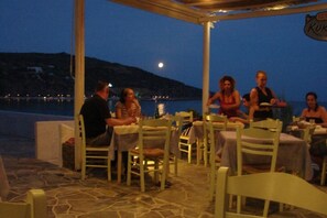 Dîner et souper servis sur place, cuisine grecque