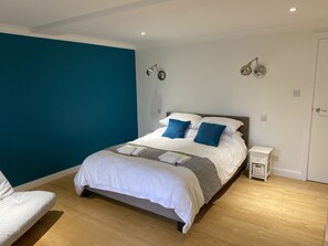 2 dormitorios, tabla de planchar con plancha, Internet y ropa de cama