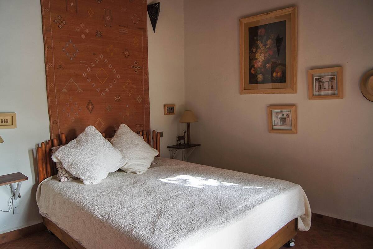 Habitación doble, patio, planta baja | Decoración individual, cunas o camas infantiles gratuitas, ropa de cama