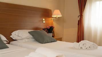 Habitación superior con 1 cama matrimonial o 2 individuales | Escritorio, wifi gratis y ropa de cama