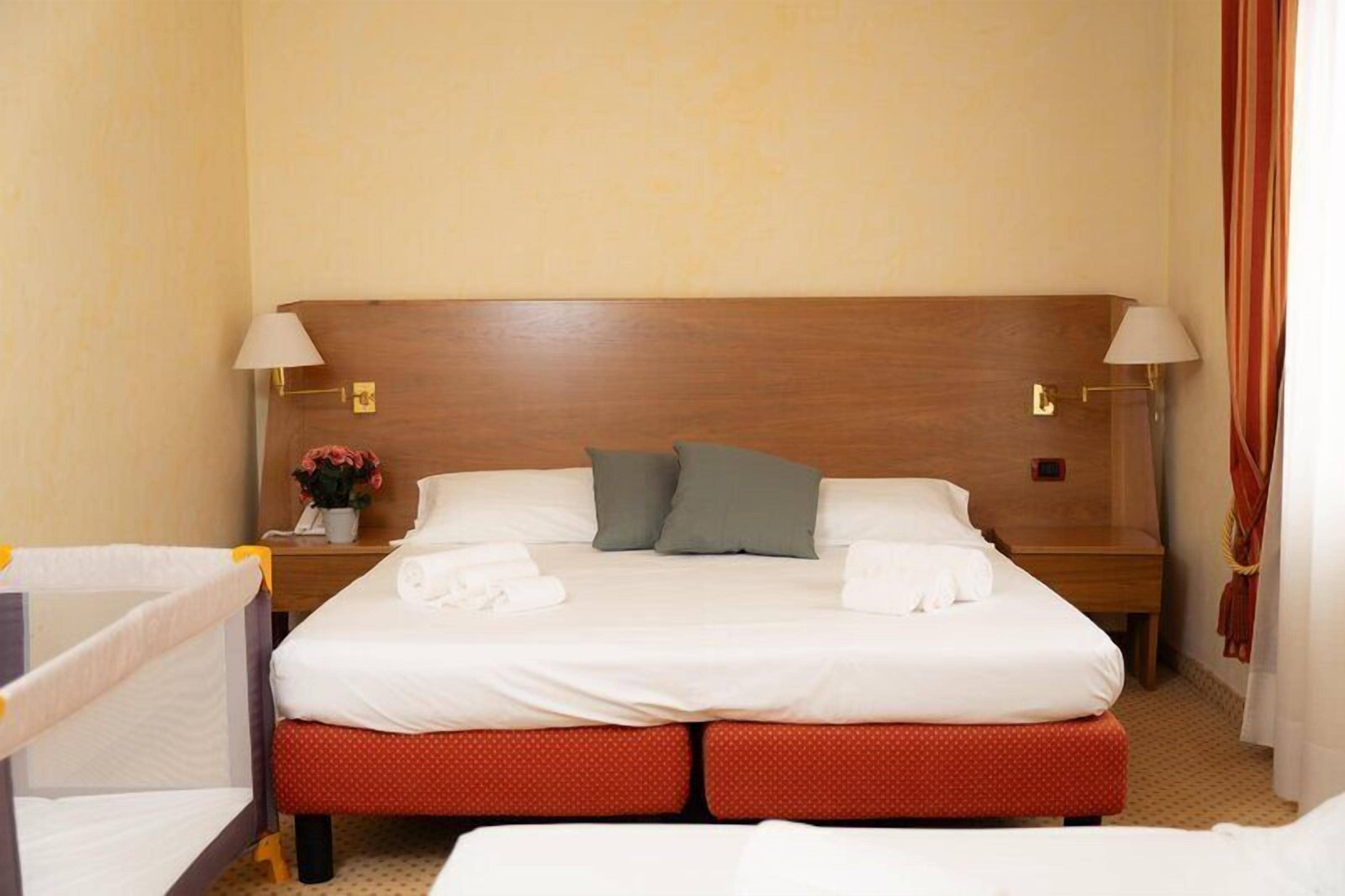Escritorio, wifi gratis y ropa de cama 