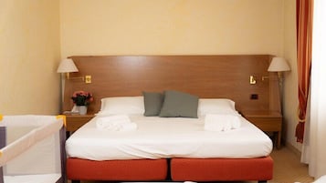 Escritorio, wifi gratis y ropa de cama