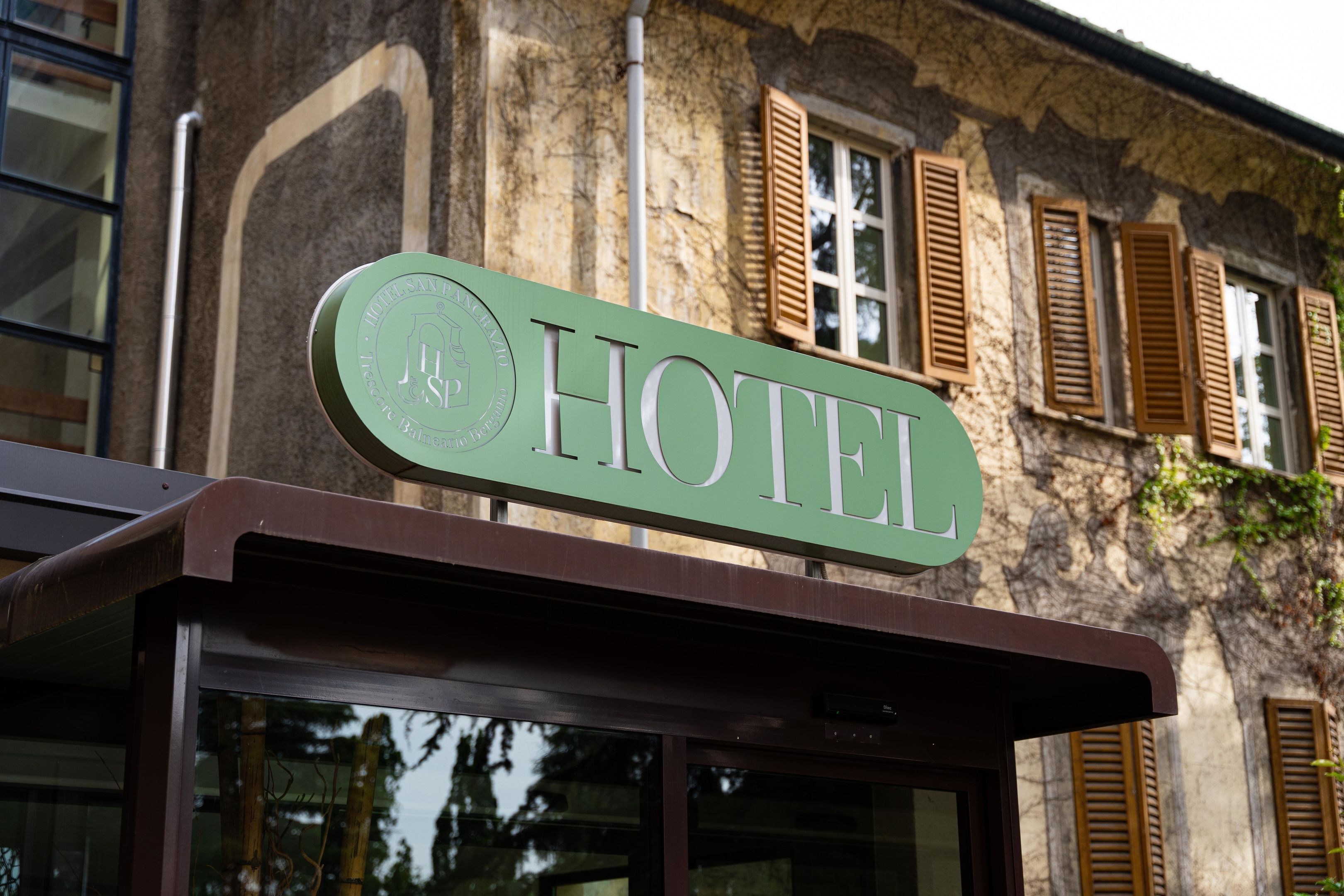 Un letrero de hotel con la palabra 'HOTEL' sobre un fondo verde.