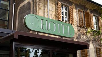 Un letrero de hotel con la palabra 'HOTEL' sobre un fondo verde.