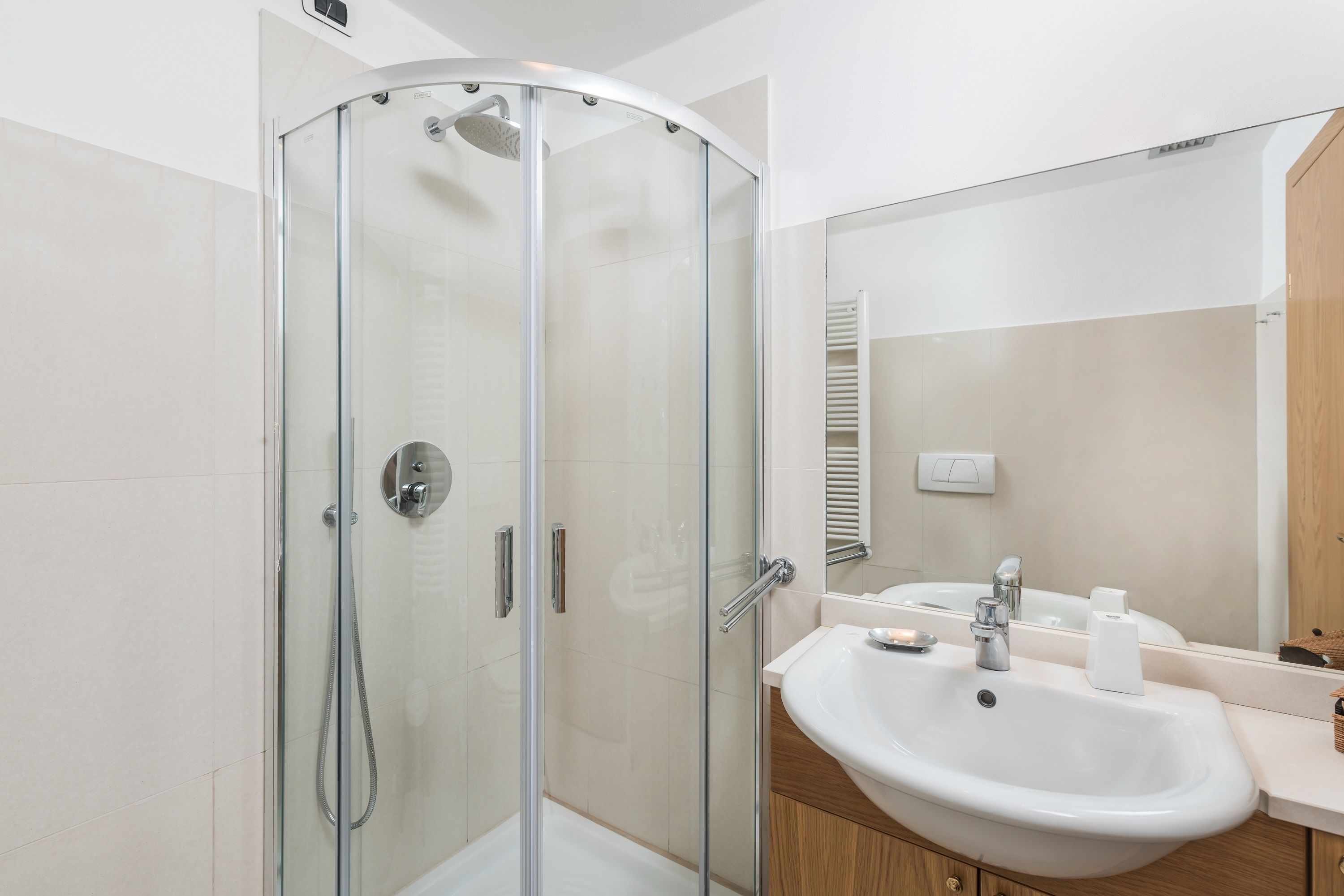 Vasca da bagno a immersione totale, soffione a pioggia, asciugacapelli