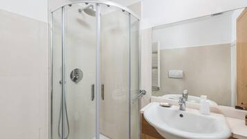 Vasca da bagno a immersione totale, soffione a pioggia, asciugacapelli