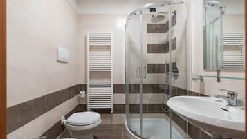 Baignoire relaxante profonde, douche à « effet pluie », sèche-cheveux