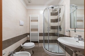 Dype avslapningsbadekar, regndusjhode, hårføner og bidé