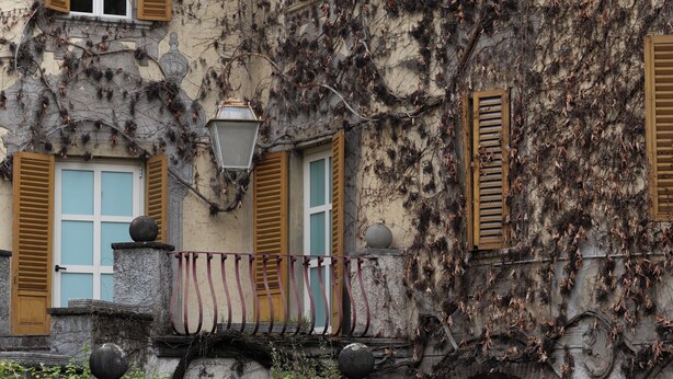 A historic building with stone walls, wooden shutters, and a stone staircase leading to an entrance. - Hotel San Pancrazio (Trescore Balneario)
