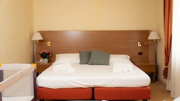 Una scrivania, Wi-Fi gratuito, lenzuola