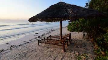 Di pantai, pasir putih, bersnorkel, aktiviti berkayak