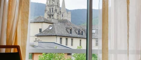Chambre Confort double | DĂ©cor unique, bureau, rideaux dâobscurcissement