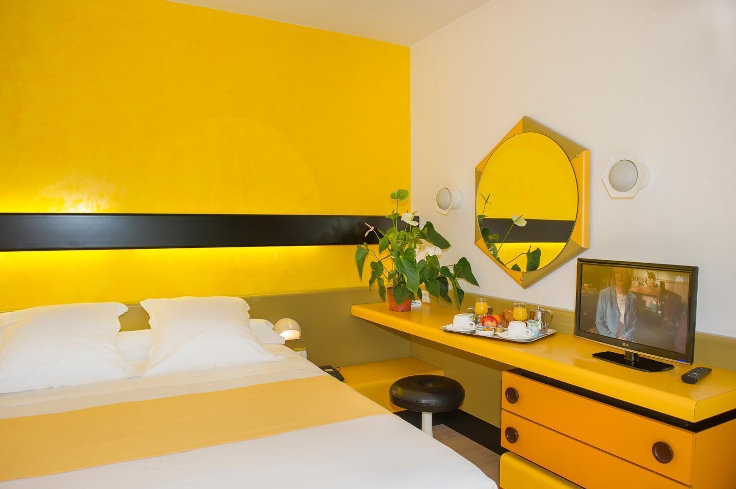 Phòng đôi tiện nghi đơn giản | Trang trí khác biệt, bàn, màn/rèm cản sáng, phòng cách âm 