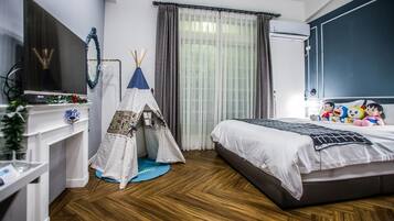 Quarto com cama, cômoda, televisão, janela com cortinas e uma estrutura semelhante a uma tenda.
