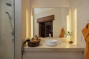 Shower, rainfall showerhead, free toiletries, hair dryer - Heritance Ayurveda (Beruwala)