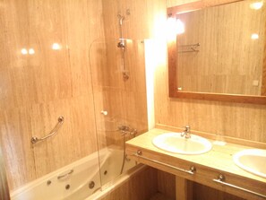Baignoire relaxante profonde, sèche-cheveux, serviettes fournies