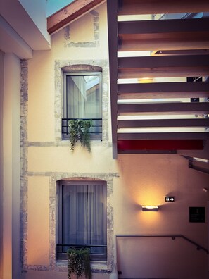 Vista frontal de la propiedad