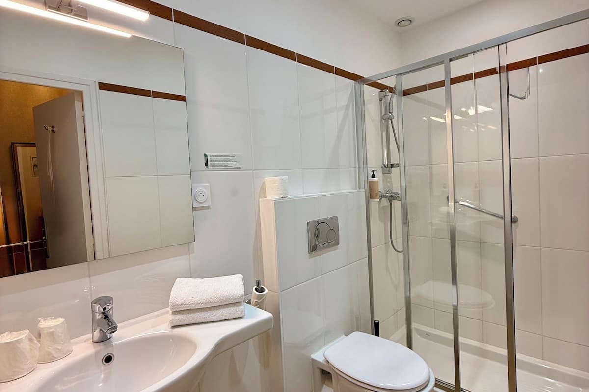 deluxe double room | bathroom | free toiletries, hair dryer, towels