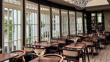 Daily continental breakfast (EUR 16 per person)