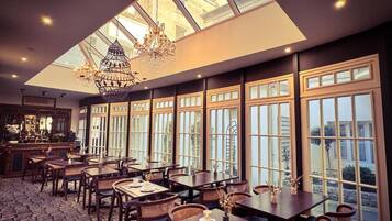 Petit déjeuner continental (16 EUR par personne)