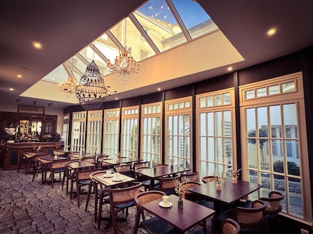 Colazione continentale a pagamento, servita tutte le mattine . Churchill Hotel Bayeux Centre