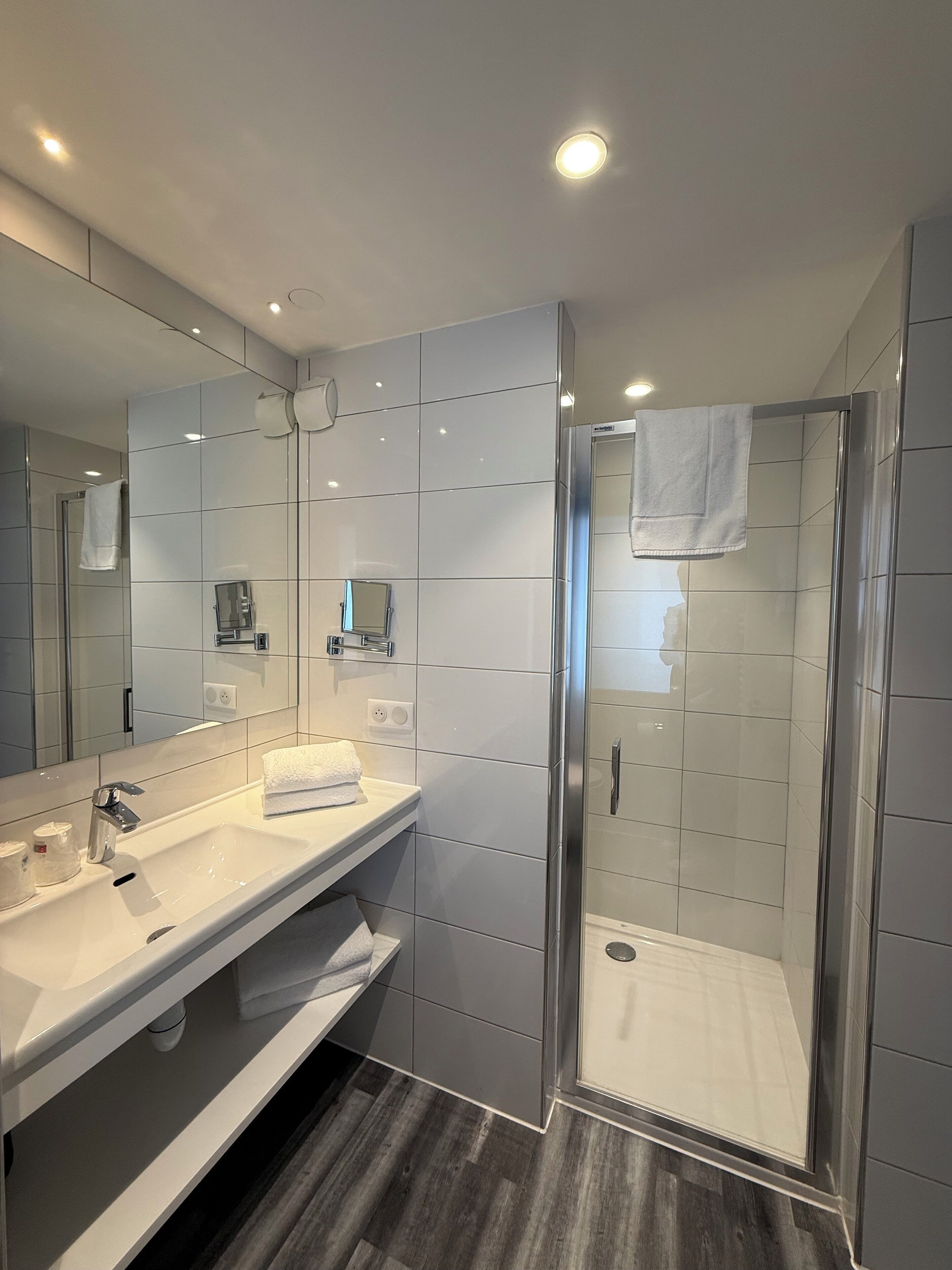 suite (prestige) | bathroom | free toiletries, hair dryer, towels