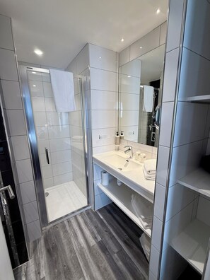 Zimmer (Prestige) | Badezimmer | Kostenlose Toilettenartikel, Haartrockner, Handtücher