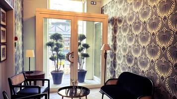 Coin salon dans le hall