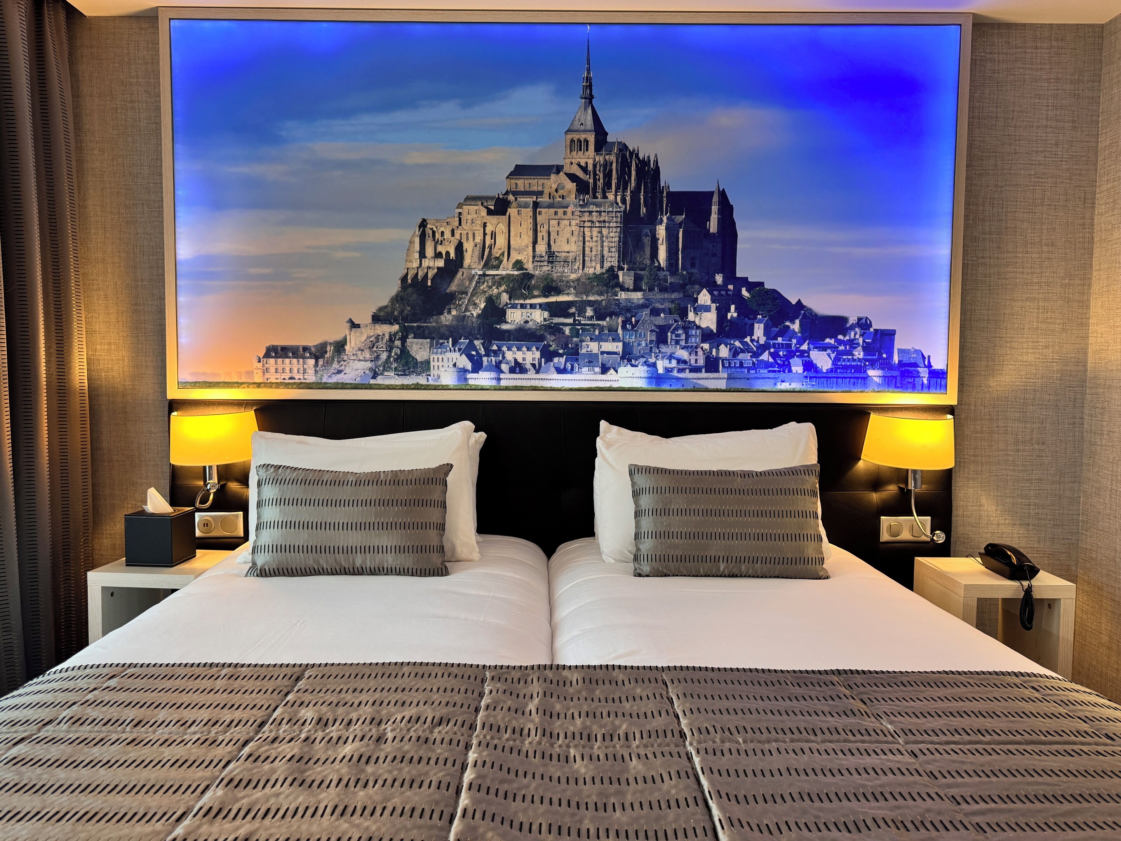 double room (chambre privilège) | in-room safe, individually decorated, individually furnished, desk