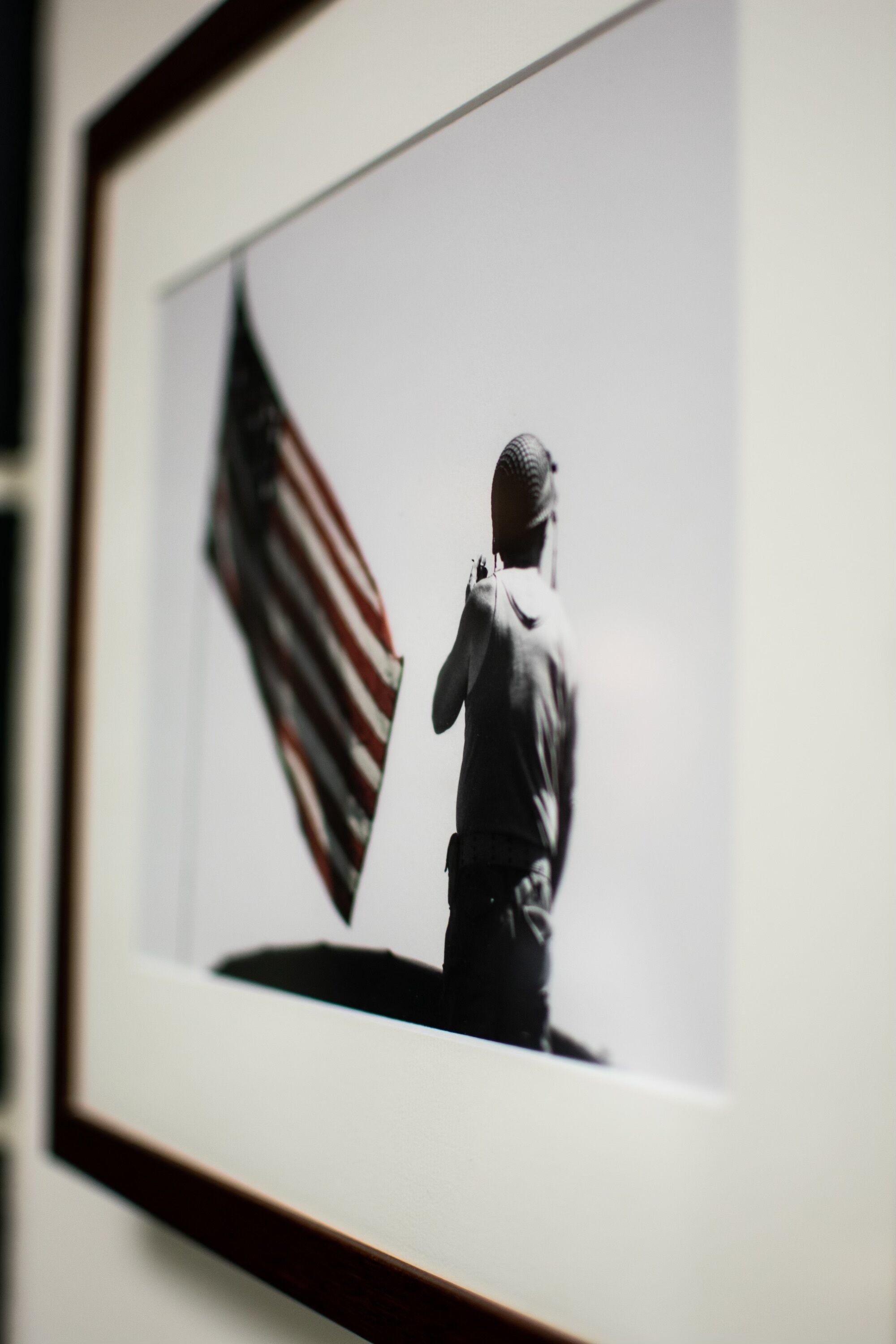 Une photographie encadrée représentant une personne tenant un drapeau.
